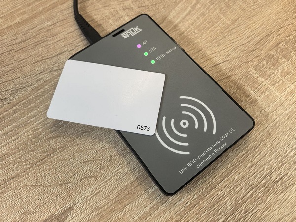 Настольный RFID-считыватель SAUK D1